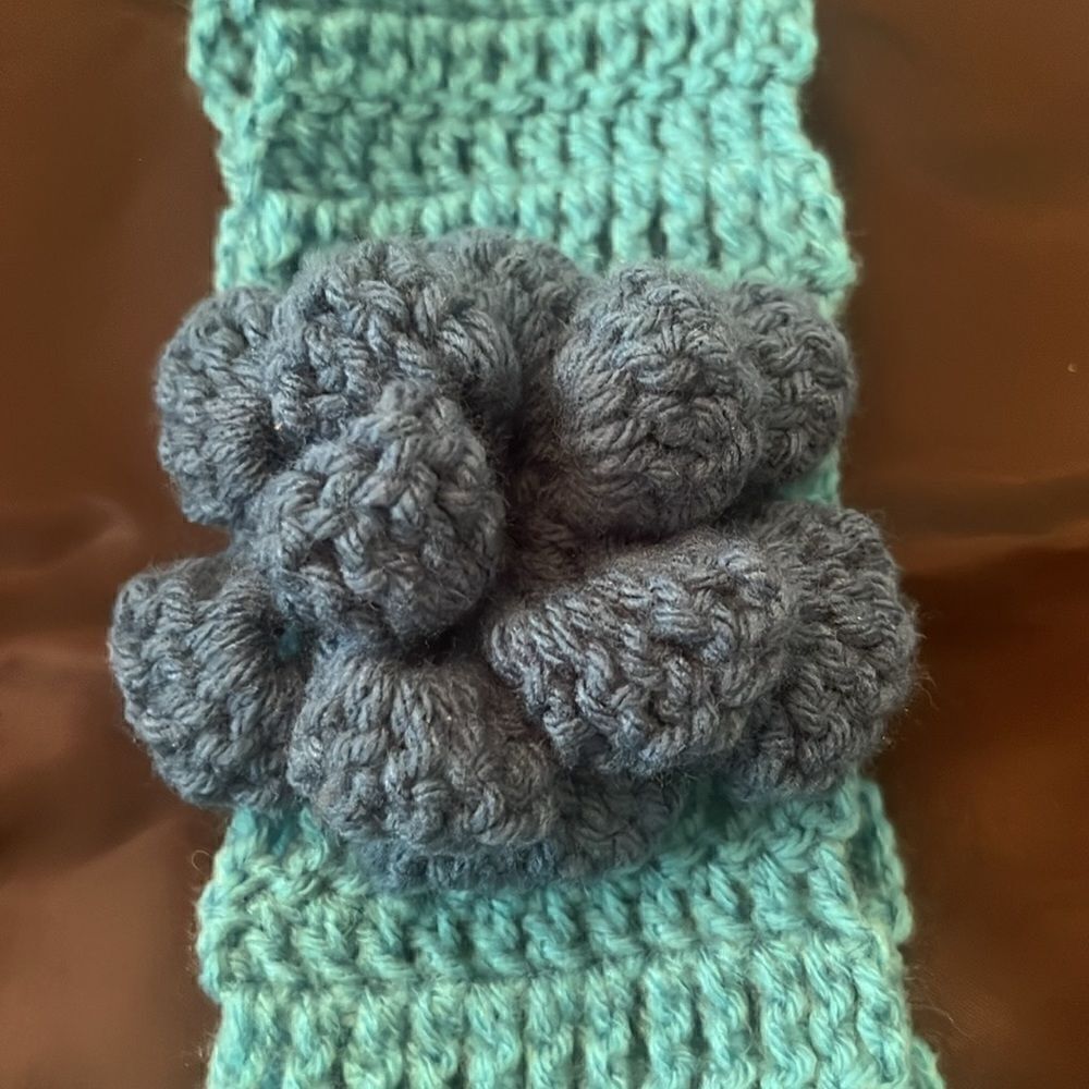 NWT Angelas Designs hand crocheted ear warmer headband with double flower - Picture 3 of 6